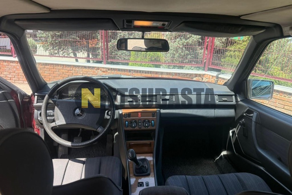 Mercedes-Benz 300E 1990