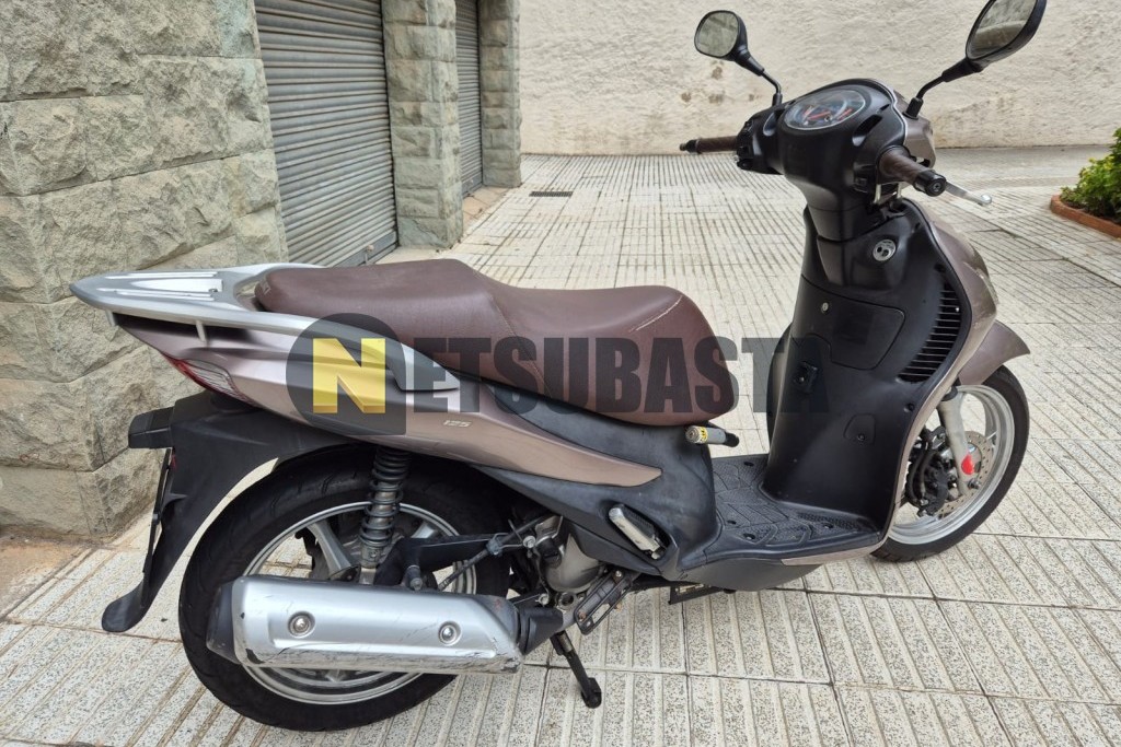Suzuki Sixteen 125 2012