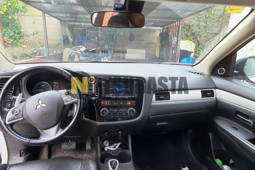 Mitsubishi Outlander PHEV 4WD 2015