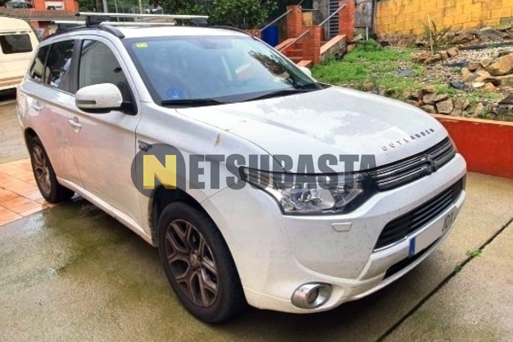 Mitsubishi Outlander PHEV 4WD 2015
