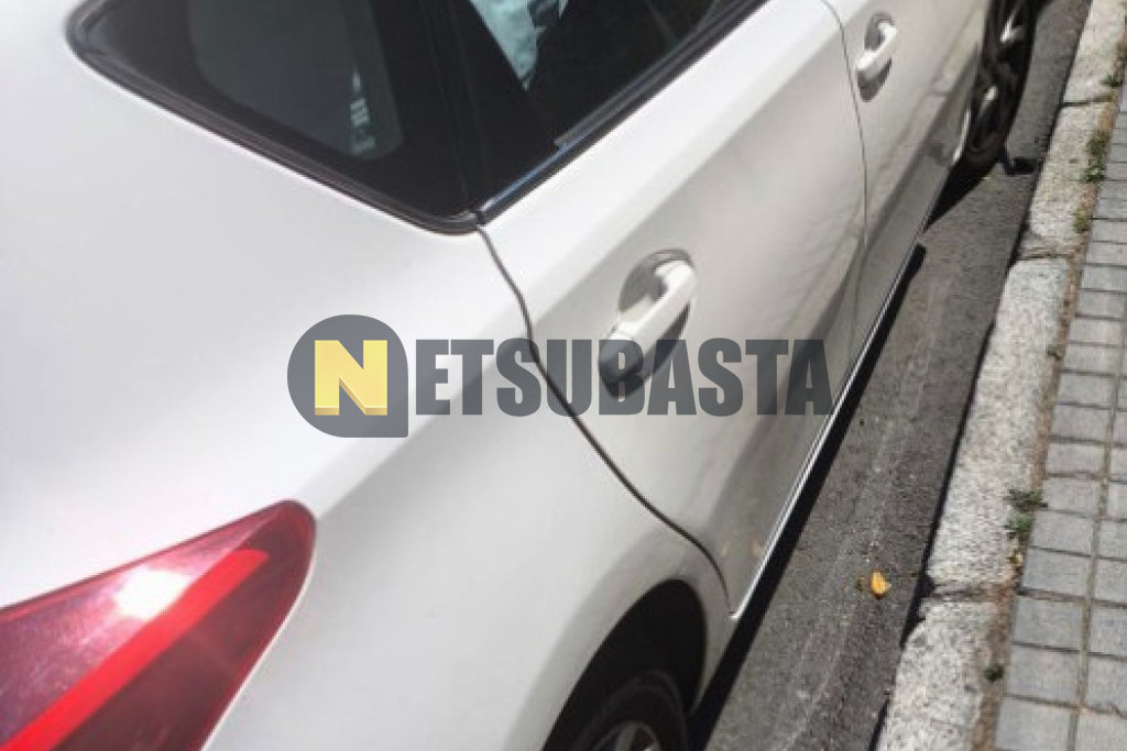Toyota Auris Touring Sports 140H e-CVT 2015